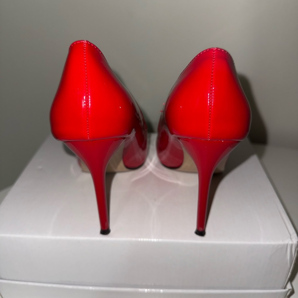 Red pumps - Picture 3 of 6